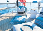 BGYB_Charter_Oyster825_CHAMPAGNEHIPPY_platforms_photo10